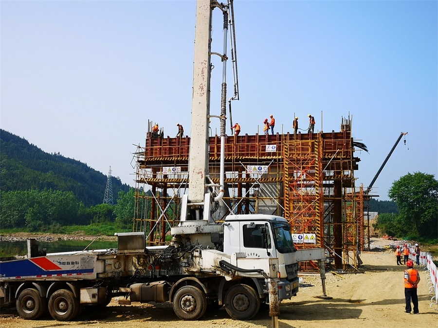 衢州沿江公路工程常山段项目湖口大桥预应力盖梁首件成功混凝土浇筑