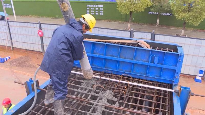 混凝土泵管浇筑现场 - 湘潭交通:潭州大道快改项目(湘潭段)首片盖梁混凝土浇筑完成 混凝土泵管浇筑现场 - 湘潭交通:潭州大道快改项目(湘潭段)首片盖梁混凝土浇筑完成