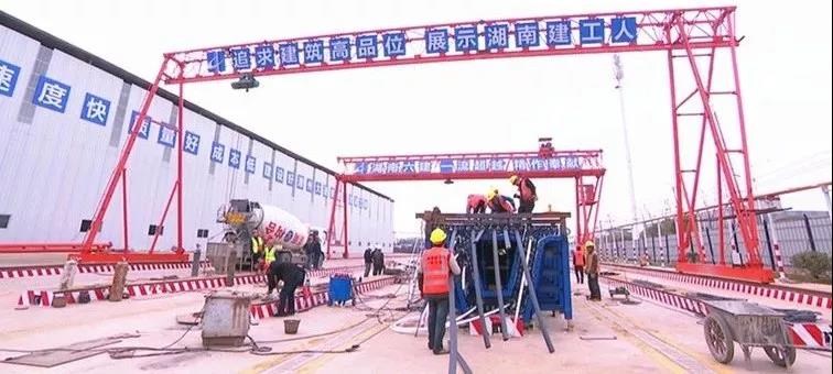 混凝土搅拌运输车浇筑现场 - 湘潭交通:潭州大道快改项目(湘潭段)首片盖梁混凝土浇筑完成 混凝土搅拌运输车浇筑现场 - 湘潭交通:潭州大道快改项目(湘潭段)首片盖梁混凝土浇筑完成