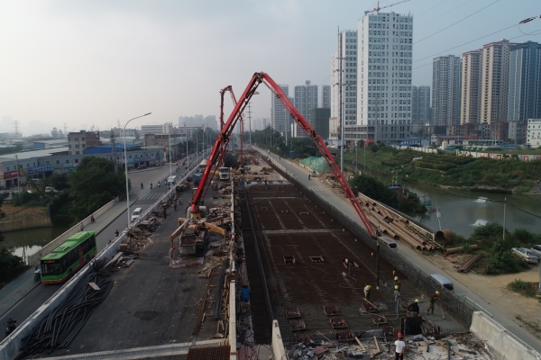 混凝土泵车浇筑现场 - 中铁四局清川桥底改造及五一南乡立交工程全幅现浇梁混凝土浇筑完成 混凝土泵车浇筑现场 - 中铁四局清川桥底改造及五一南乡立交工程全幅现浇梁混凝土浇筑完成