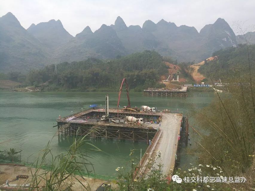 混凝土输送泵车、混凝土搅拌运输车浇筑现场 - 贺州至巴马高速公路(都安至巴马段)主线红水河特大桥承台浇筑混凝土 混凝土输送泵车、混凝土搅拌运输车浇筑现场 - 贺州至巴马高速公路(都安至巴马段)主线红水河特大桥承台浇筑混凝土