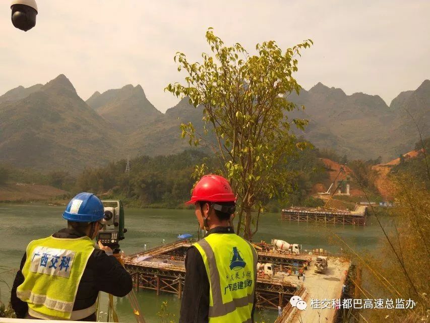 总监办测量专监在测量控制 - 贺州至巴马高速公路(都安至巴马段)主线红水河特大桥承台浇筑混凝土 总监办测量专监在测量控制 - 贺州至巴马高速公路(都安至巴马段)主线红水河特大桥承台浇筑混凝土