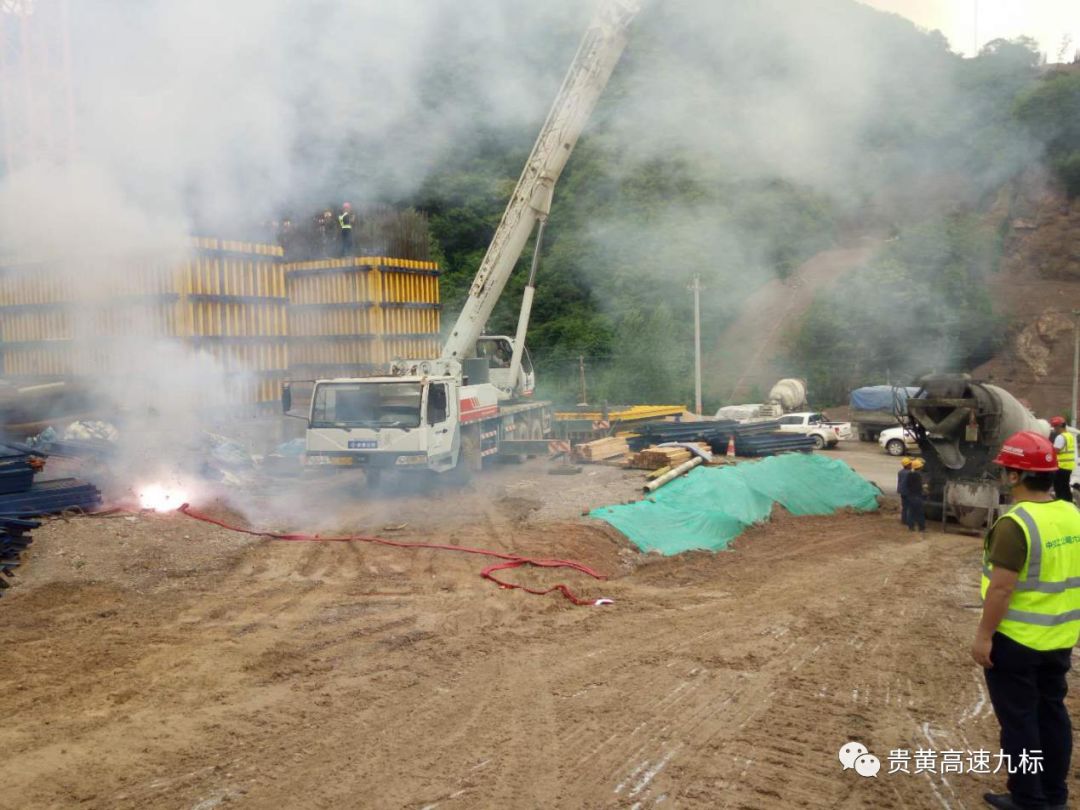 混凝土搅拌运输车浇筑现场 - 贵黄9标下坝1#特大桥最高墩第一节混凝土浇筑完成 混凝土搅拌运输车浇筑现场 - 贵黄9标下坝1#特大桥最高墩第一节混凝土浇筑完成