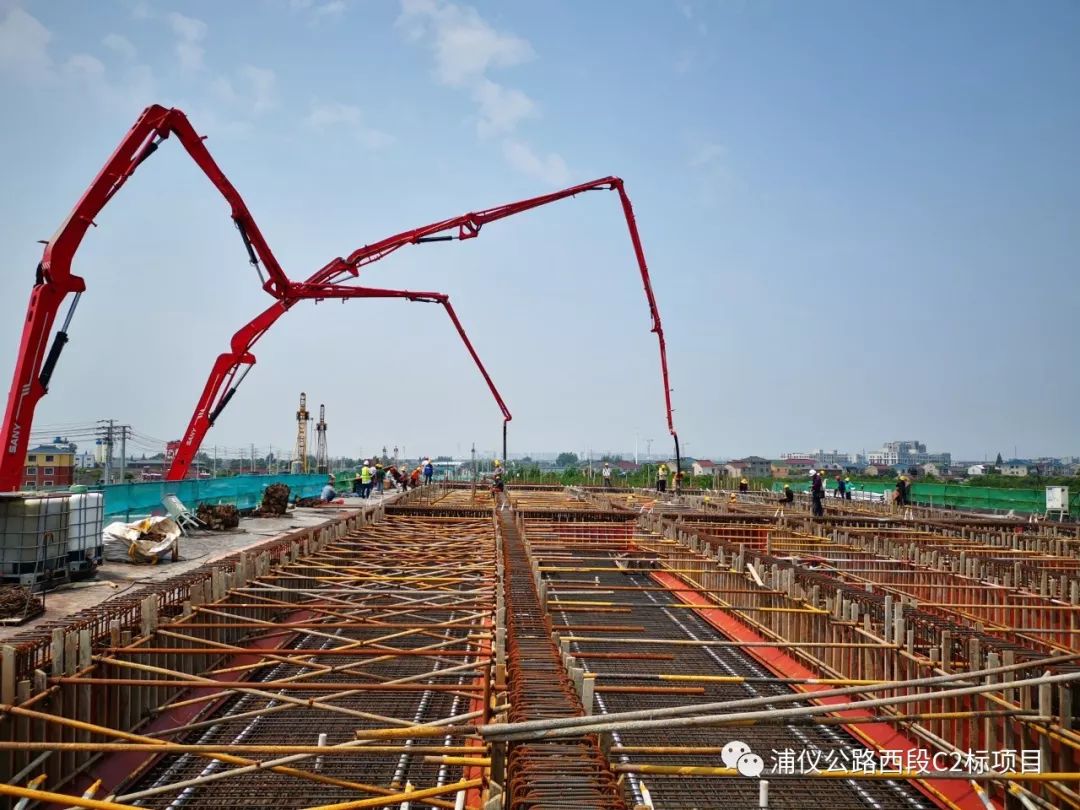三一重工泵车浇筑现场 - 浦仪公路西段C2标主线现浇箱梁首次混凝土浇筑完成 三一重工泵车浇筑现场 - 浦仪公路西段C2标主线现浇箱梁首次混凝土浇筑完成