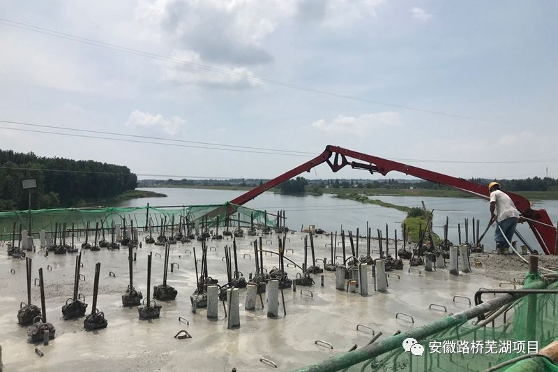 混凝土输送泵车浇筑现场 - 安徽路桥芜湖县青弋江桥项目9#墩0号块底腹板混凝土浇筑完成 混凝土输送泵车浇筑现场 - 安徽路桥芜湖县青弋江桥项目9#墩0号块底腹板混凝土浇筑完成