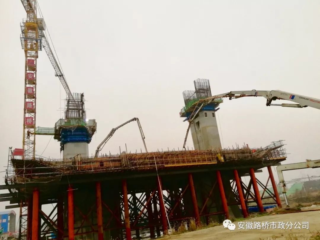 中联重科泵车泵车浇筑现场 - 安徽巢湖市裕溪河特大桥东岸13号主墩0#块开始混凝土浇筑 中联重科泵车泵车浇筑现场 - 安徽巢湖市裕溪河特大桥东岸13号主墩0#块开始混凝土浇筑