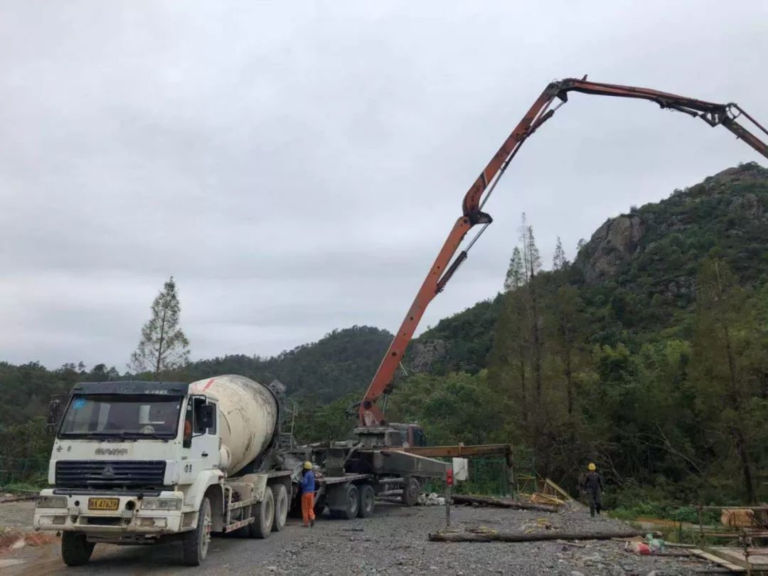 混凝土输送泵车、混凝土搅拌运输车浇筑现场 - 浙隧路泽太高架先行标段开始对桩号为YK20+305的箱涵进行混凝土浇筑 混凝土输送泵车、混凝土搅拌运输车浇筑现场 - 浙隧路泽太高架先行标段开始对桩号为YK20+305的箱涵进行混凝土浇筑