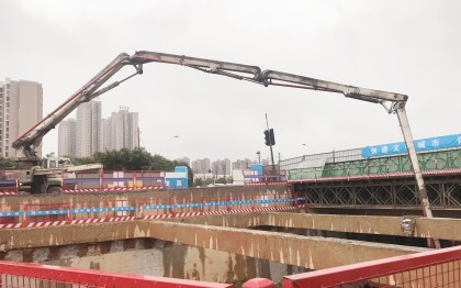 混凝土泵车浇筑现场 - 长沙地铁6号线二标一项目和馨园站第六仓底板用48米天泵巧破浇筑难题 混凝土泵车浇筑现场 - 长沙地铁6号线二标一项目和馨园站第六仓底板用48米天泵巧破浇筑难题