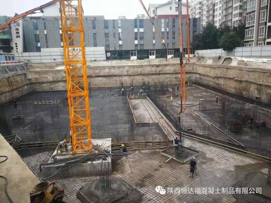 中联重科泵车浇筑现场 - 华宇凤凰城公寓酒店和南美商品贸易中心7700方筏板混凝土浇筑完成 中联重科泵车浇筑现场 - 华宇凤凰城公寓酒店和南美商品贸易中心7700方筏板混凝土浇筑完成