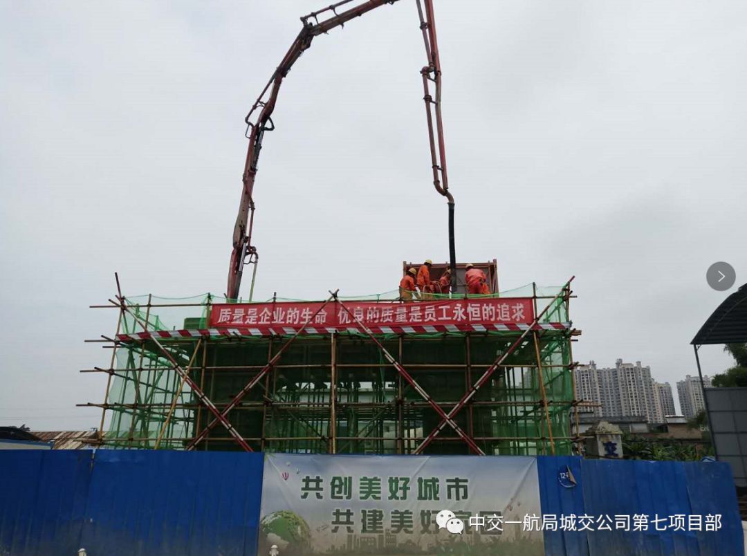 混凝土输送泵车浇筑现场 - 玉林市二环东南路道路及地下管廊二环南路高架桥首个墩柱浇筑完成 混凝土输送泵车浇筑现场 - 玉林市二环东南路道路及地下管廊二环南路高架桥首个墩柱浇筑完成