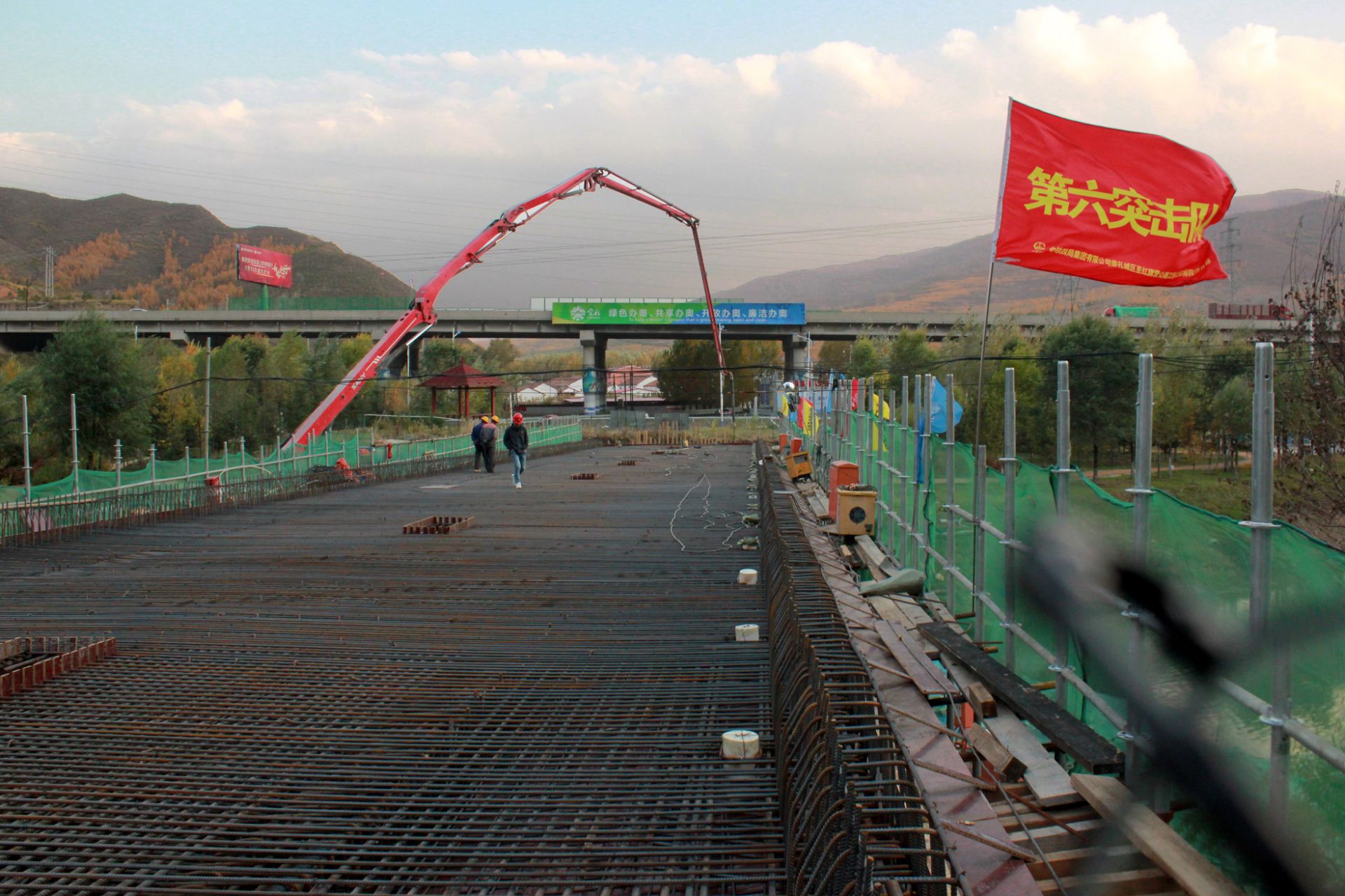 混凝土泵车浇筑现场 - 崇(崇礼城区)红(红旗营乡)公路项目部黑山湾大桥首个现浇梁成功浇筑 混凝土泵车浇筑现场 - 崇(崇礼城区)红(红旗营乡)公路项目部黑山湾大桥首个现浇梁成功浇筑