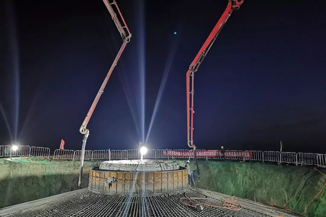 混凝土输送泵车浇筑现场 - 华润电力北方大区正镶白旗225MW风电项目首台风机基础混凝土浇筑完成 混凝土输送泵车浇筑现场 - 华润电力北方大区正镶白旗225MW风电项目首台风机基础混凝土浇筑完成