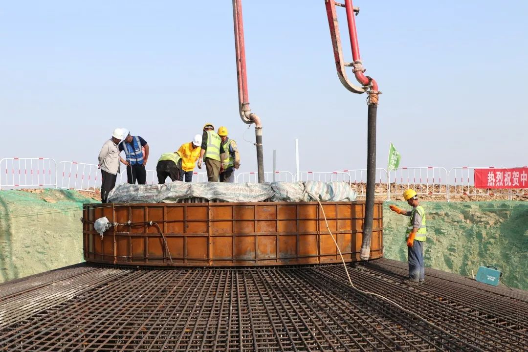 混凝土输送泵车浇筑现场 - 华润电力北方大区正镶白旗225MW风电项目首台风机基础混凝土浇筑完成 混凝土输送泵车浇筑现场 - 华润电力北方大区正镶白旗225MW风电项目首台风机基础混凝土浇筑完成