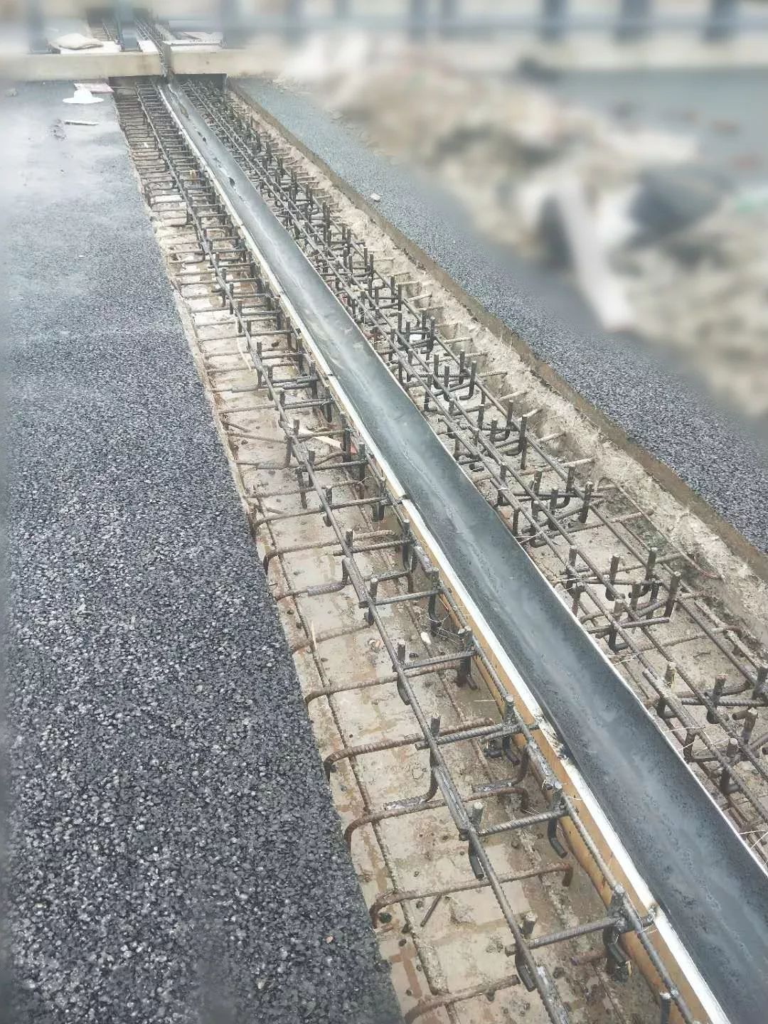 中建西部建设重庆事业部龙洲湾厂首次浇筑钢纤维c50混凝土