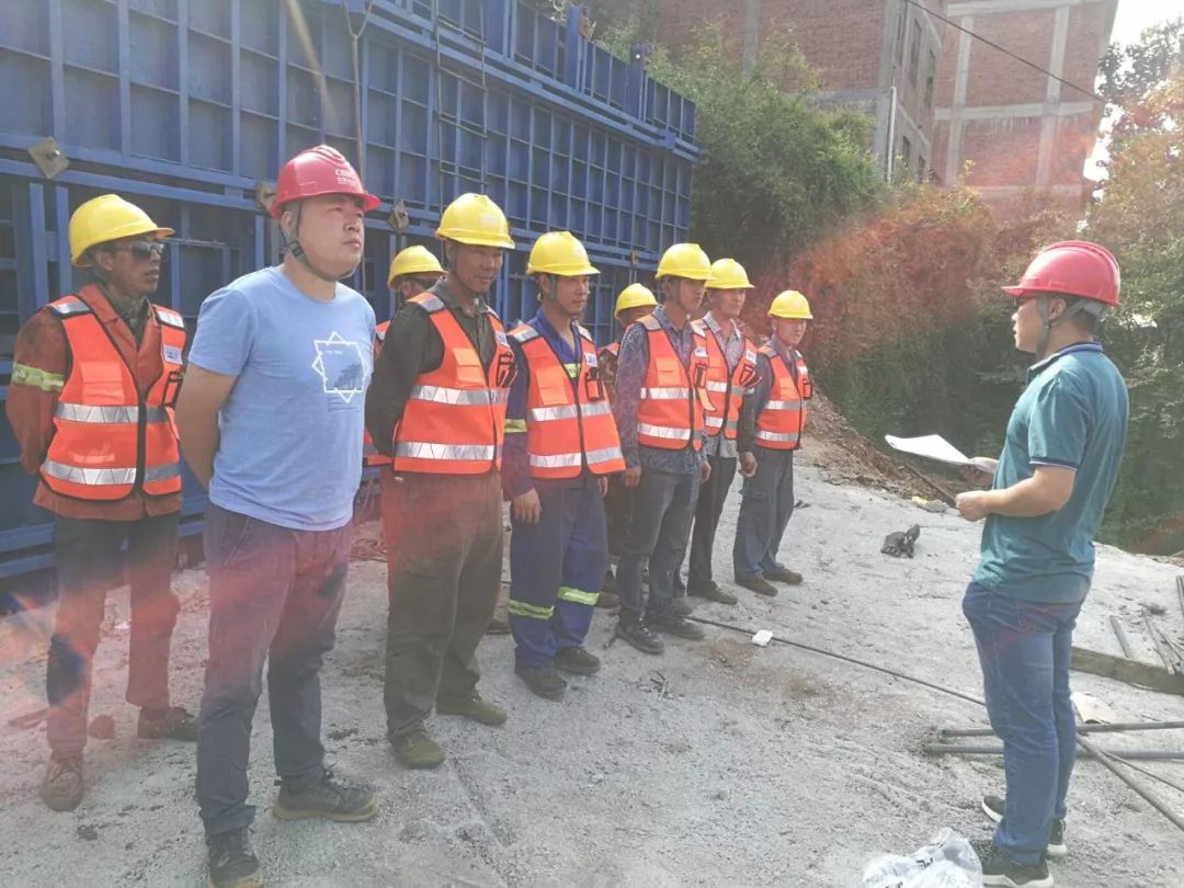 机化铁军:云南宣杨总承包项目部三标段首个承台C30混凝土浇筑完成 机化铁军:云南宣杨总承包项目部三标段首个承台C30混凝土浇筑完成