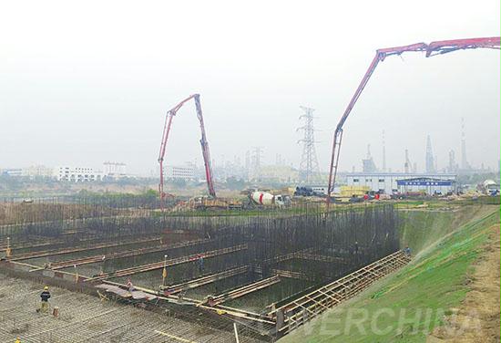 三一重工泵车、混凝土搅拌车浇筑现场 - 九江市琵琶湖项目MBR生物反应池1号筏板混凝土浇筑完成 三一重工泵车、混凝土搅拌车浇筑现场 - 九江市琵琶湖项目MBR生物反应池1号筏板混凝土浇筑完成