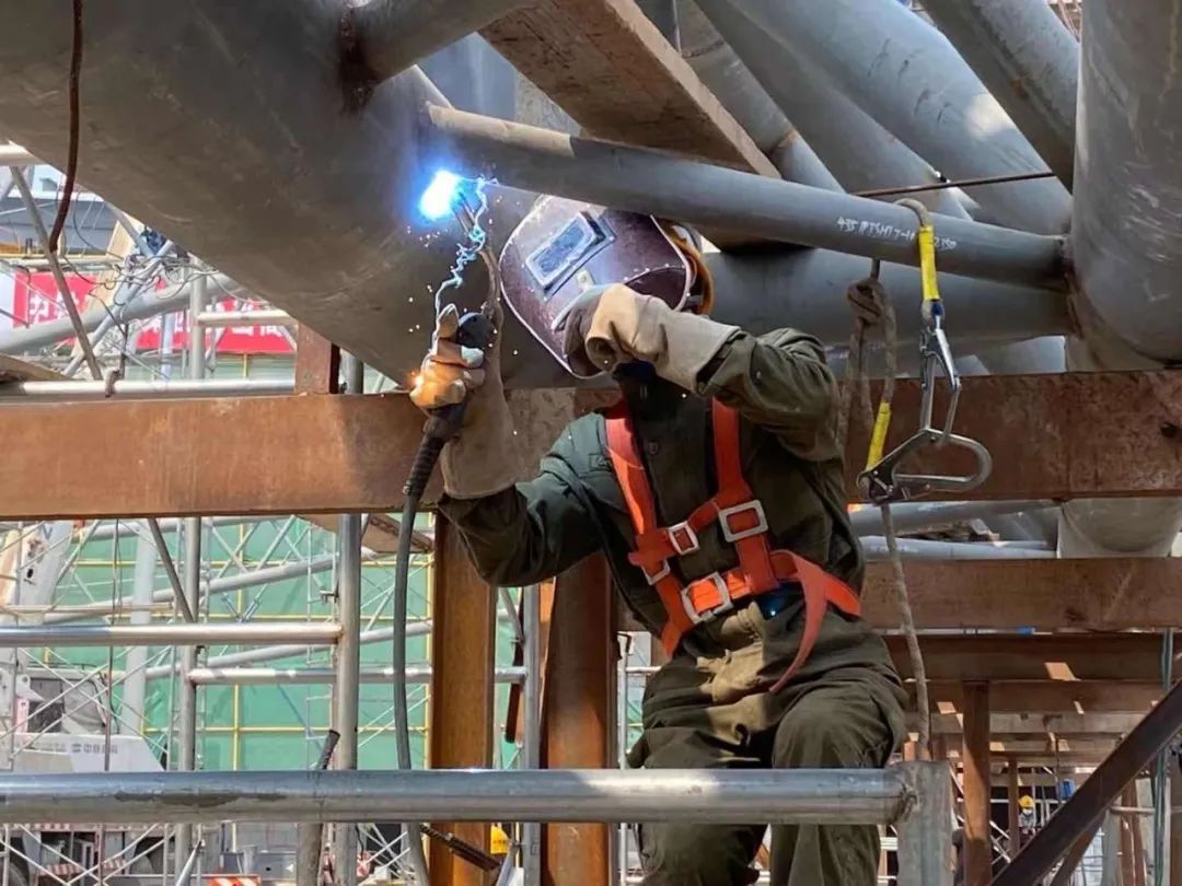 工人正在进行钢结构焊接作业 - 中铁建设:鲁西南最大高铁客运站 菏泽