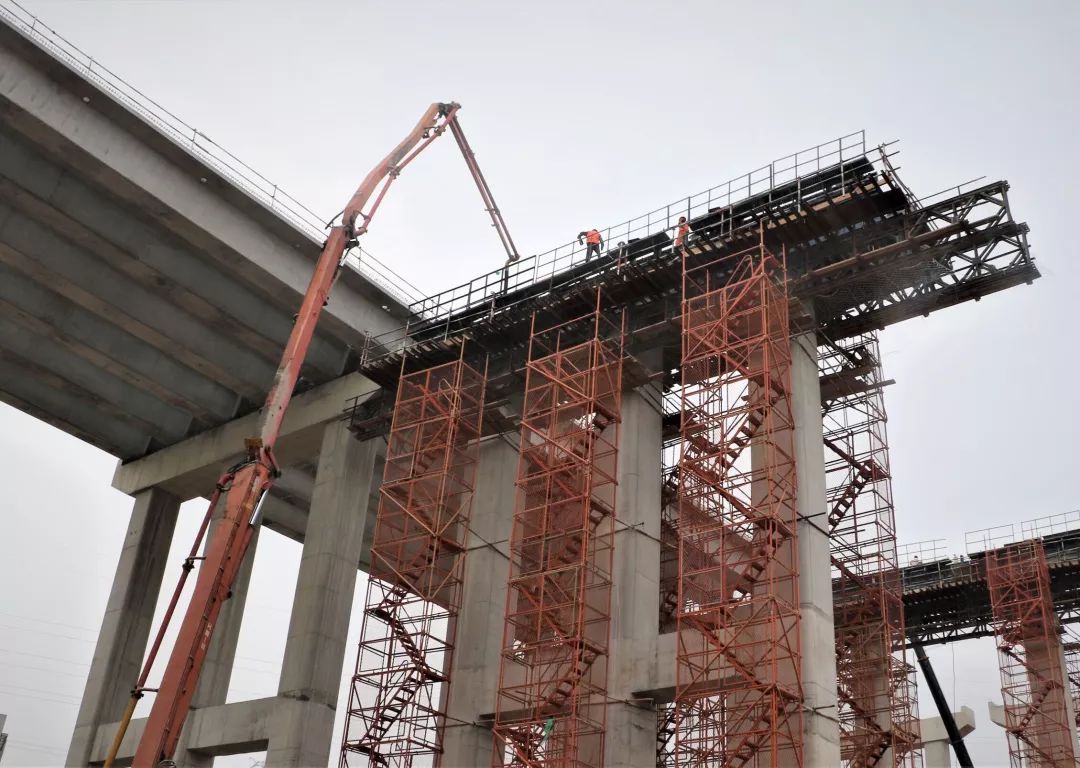 混凝土输送泵车浇筑现场 - 中交广州建设:深圳外环项目南光高速跨线桥下部结构混凝土浇筑完成 混凝土输送泵车浇筑现场 - 中交广州建设:深圳外环项目南光高速跨线桥下部结构混凝土浇筑完成