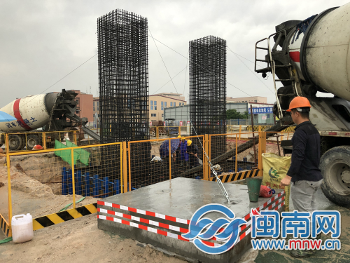 混凝土搅拌运输车浇筑现场 - 漳州东环城路及其连接线工程主线桥首个承台混凝土浇筑完成 混凝土搅拌运输车浇筑现场 - 漳州东环城路及其连接线工程主线桥首个承台混凝土浇筑完成